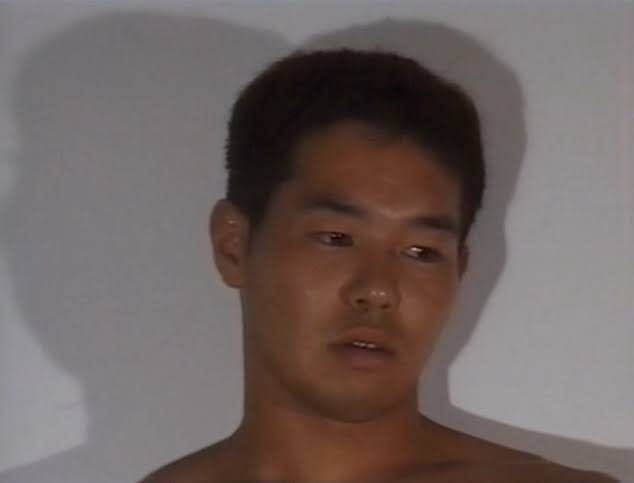 一通りのインタビューを終えたあと、野獣先輩は服を脱ぎ始める。まあホモビだからね、しょうがないね しかしその後先輩が見せたのは、なぜか憂いを秘めたような表情であった。この表情には多くのホモが切なさを感じた。おそらく、GOに30分で5万とか言われて軽い気持ちでホモビに出た自分が許せないのだろう。